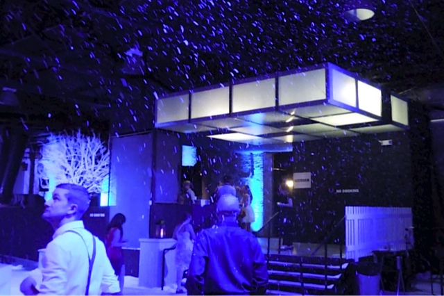 Snow machines indoors A T 1500 snow machine